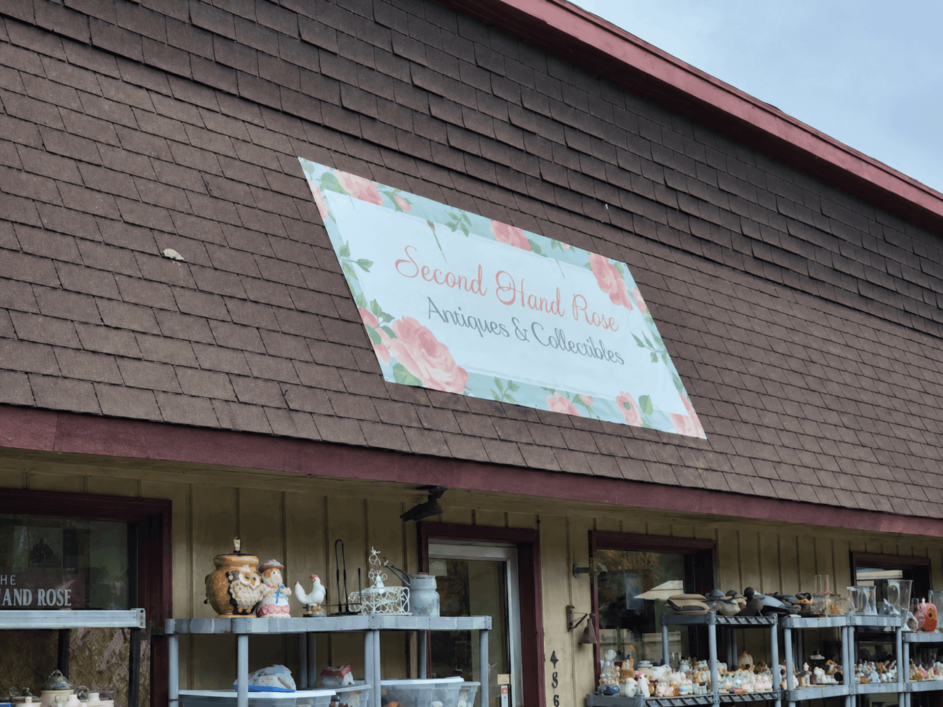 Second Hand Rose storefront on Highway 61 with outdoor vintage displays and the rose sign on the roof